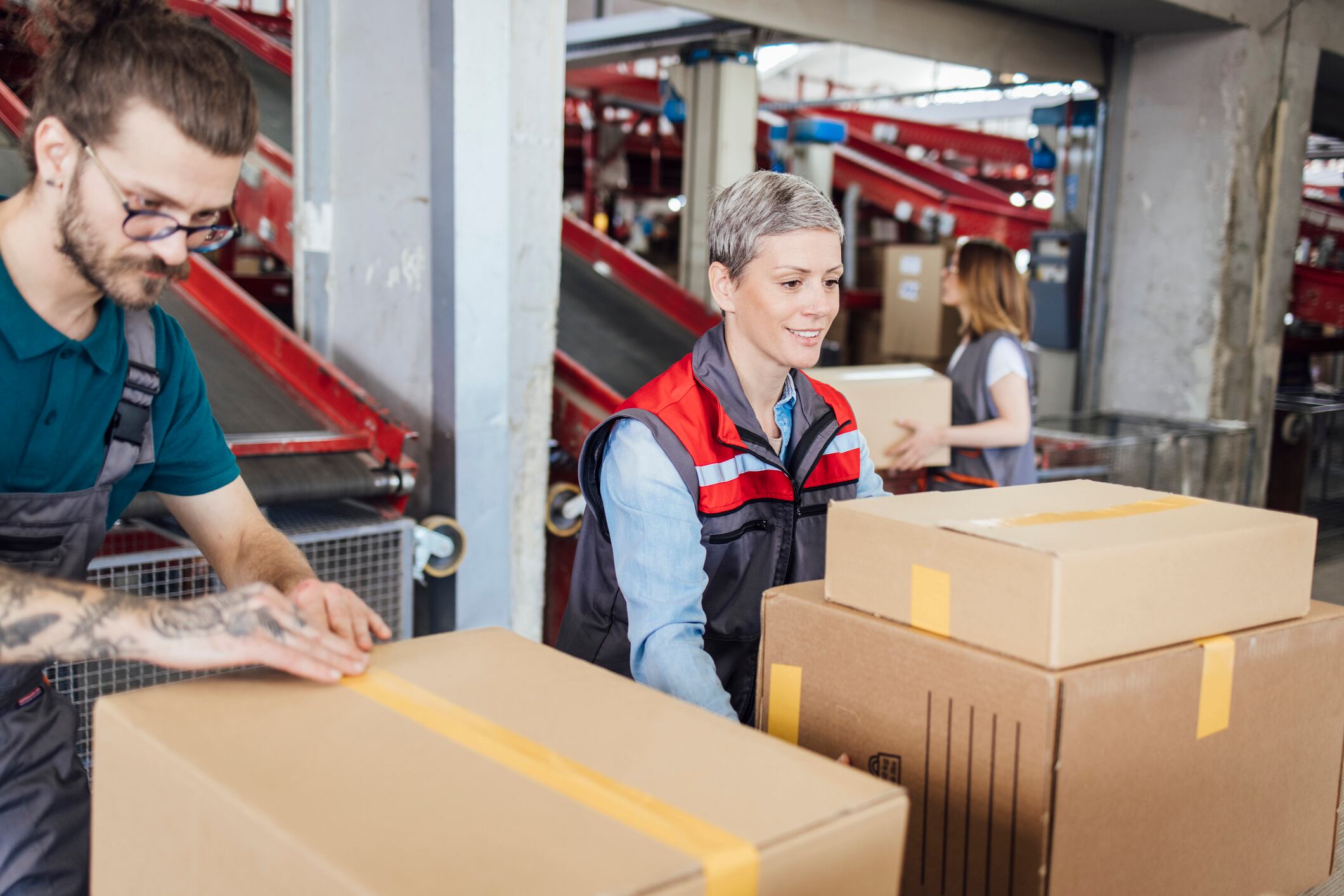 Descubra cómo la experiencia y la ubicación pueden influir en el potencial salarial de los auxiliares de bodega en Colombia en 2024.