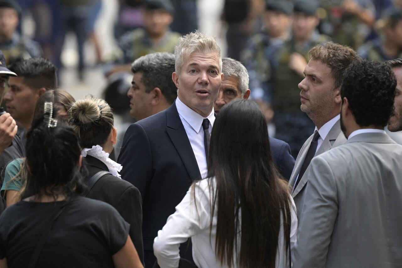 Fernando Burlando, abogado de la familia de Fernando Báez Sosa, asesinado por un grupo de rugbiers en 2020, hace un gesto fuera del tribunal después de la audiencia de sentencia en Dolores, provincia de Buenos Aires, Argentina el 6 de febrero de 2023. (Photo by JUAN MABROMATA / AFP)