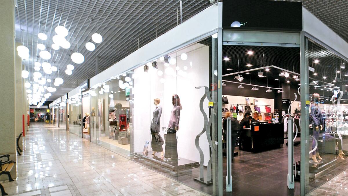 La primera barrera superada, y que marcó el paso de la antigüedad a la era moderna en el negocio de centros comerciales en Colombia, fue la de concebir el desarrollo de un proyecto de este tipo únicamente para su venta.