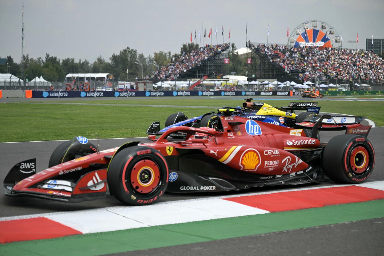 El piloto español de Ferrari, Carlos Sainz, compite durante la tercera sesión de entrenamientos libres del Gran Premio de Fórmula Uno Ciudad de México en el autódromo Hermanos Rodríguez.