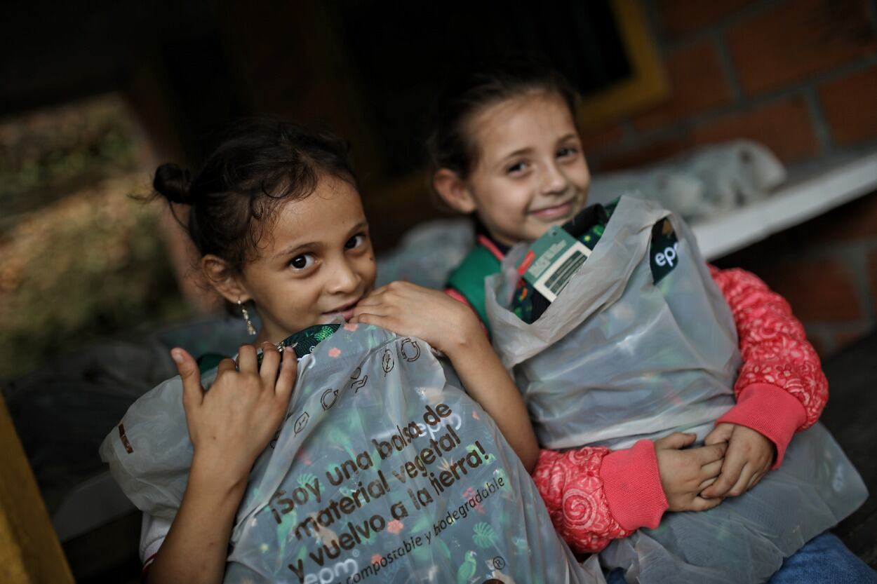 Cada kit viene con morral; cuadernos; caja de colores; estuche con lápiz, sacapuntas, bolígrafo y borrador; botella plástica para cargar líquido; lonchera, y capa impermeable para cubrirse de la lluvia.