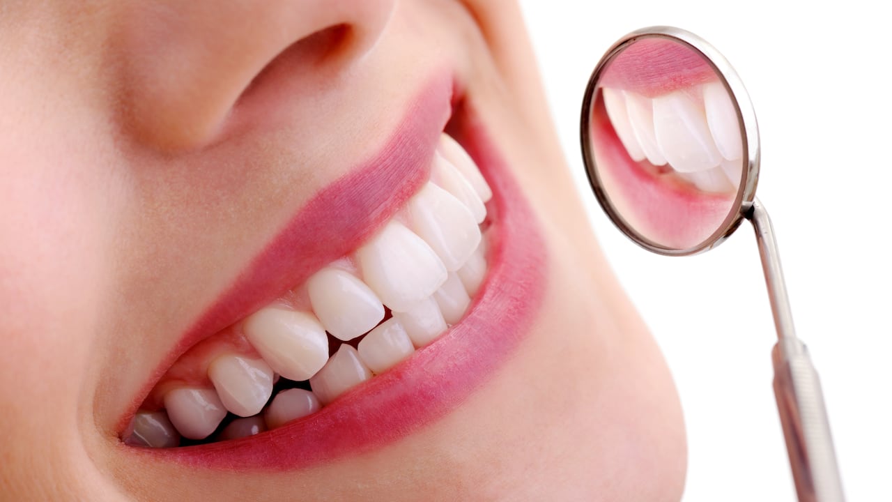Tener los dientes completamente blancos puede ser una apariencia que cubre problemas de orden mayor.