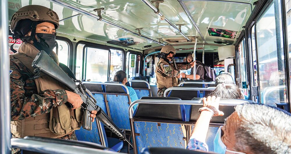 Los militares acompañan algunos recorridos en los colectivos. 