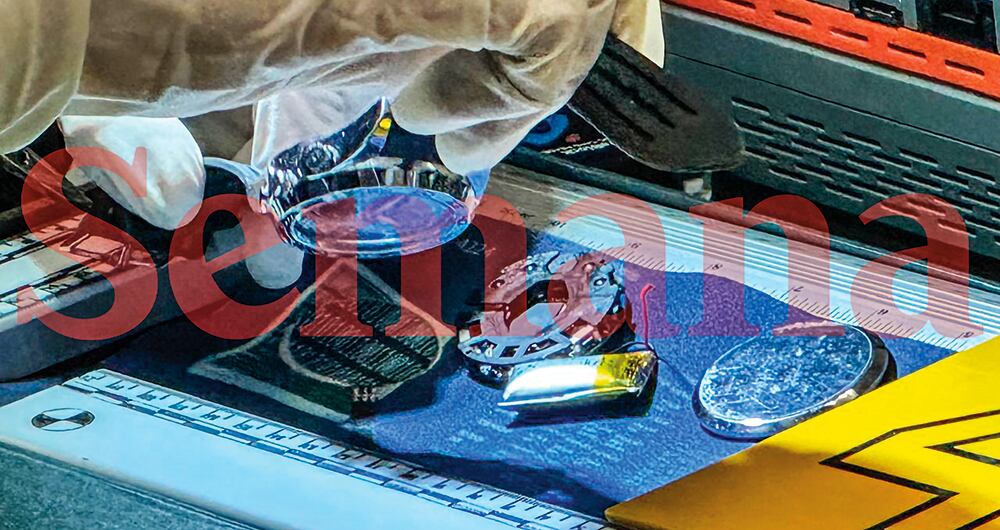   Estas imágenes demuestran cómo expertos peritos forenses analizan en detalle los equipos. La conclusión es clara: fueron manipulados.