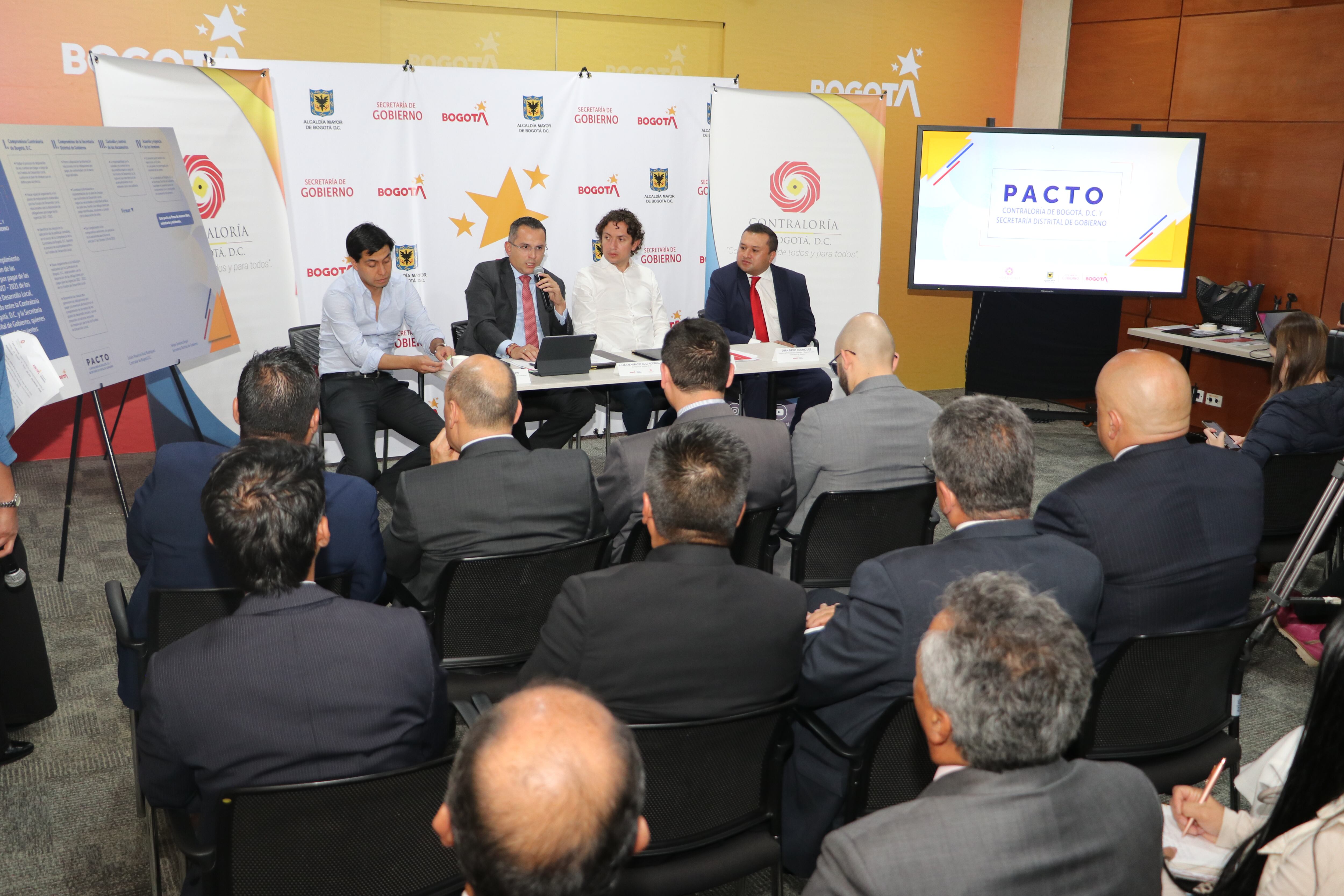 Los 20 alcaldes locales de Bogotá estuvieron presentes en la firma del pacto