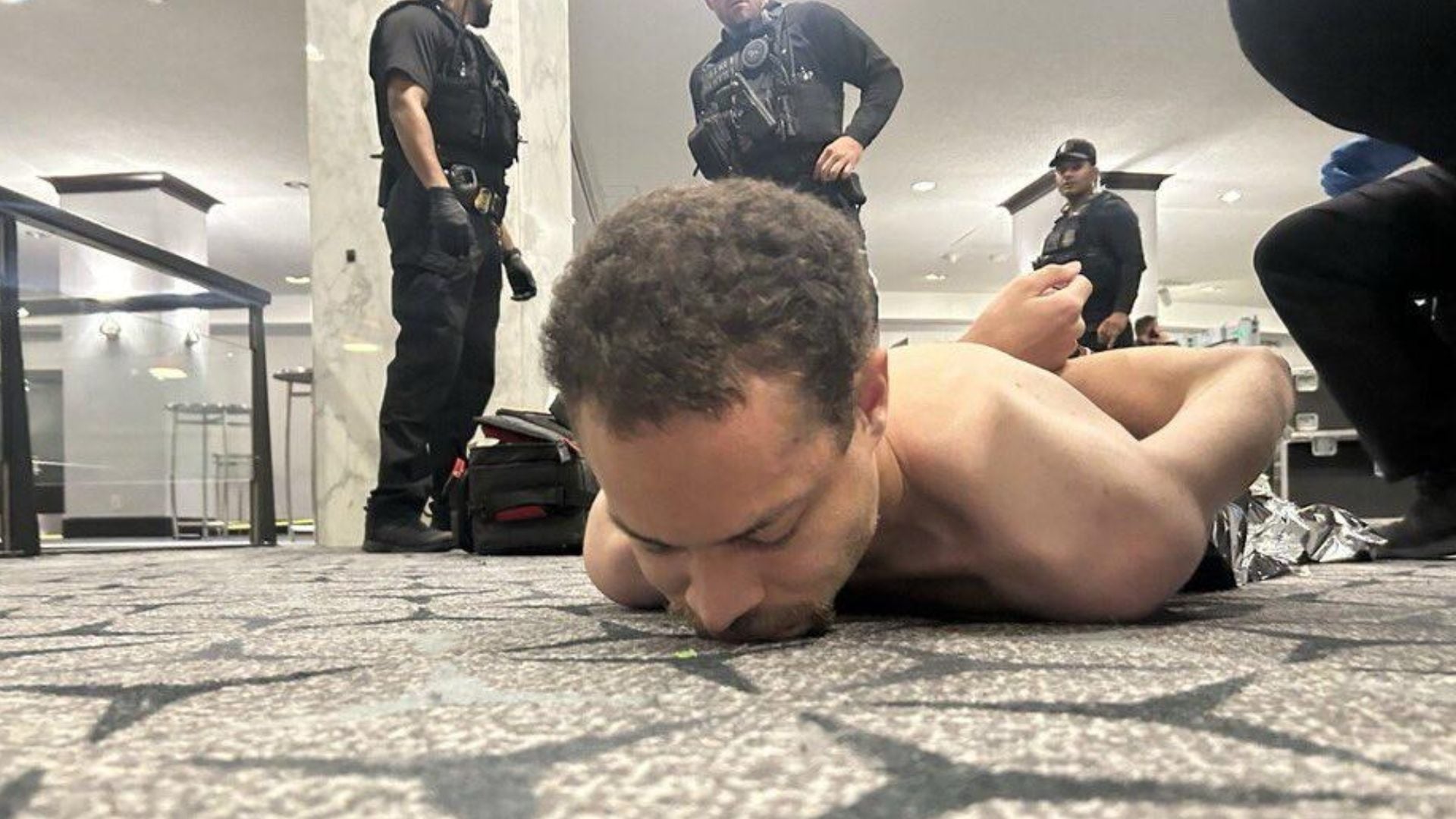 investigan a un sospechoso bajo custodia