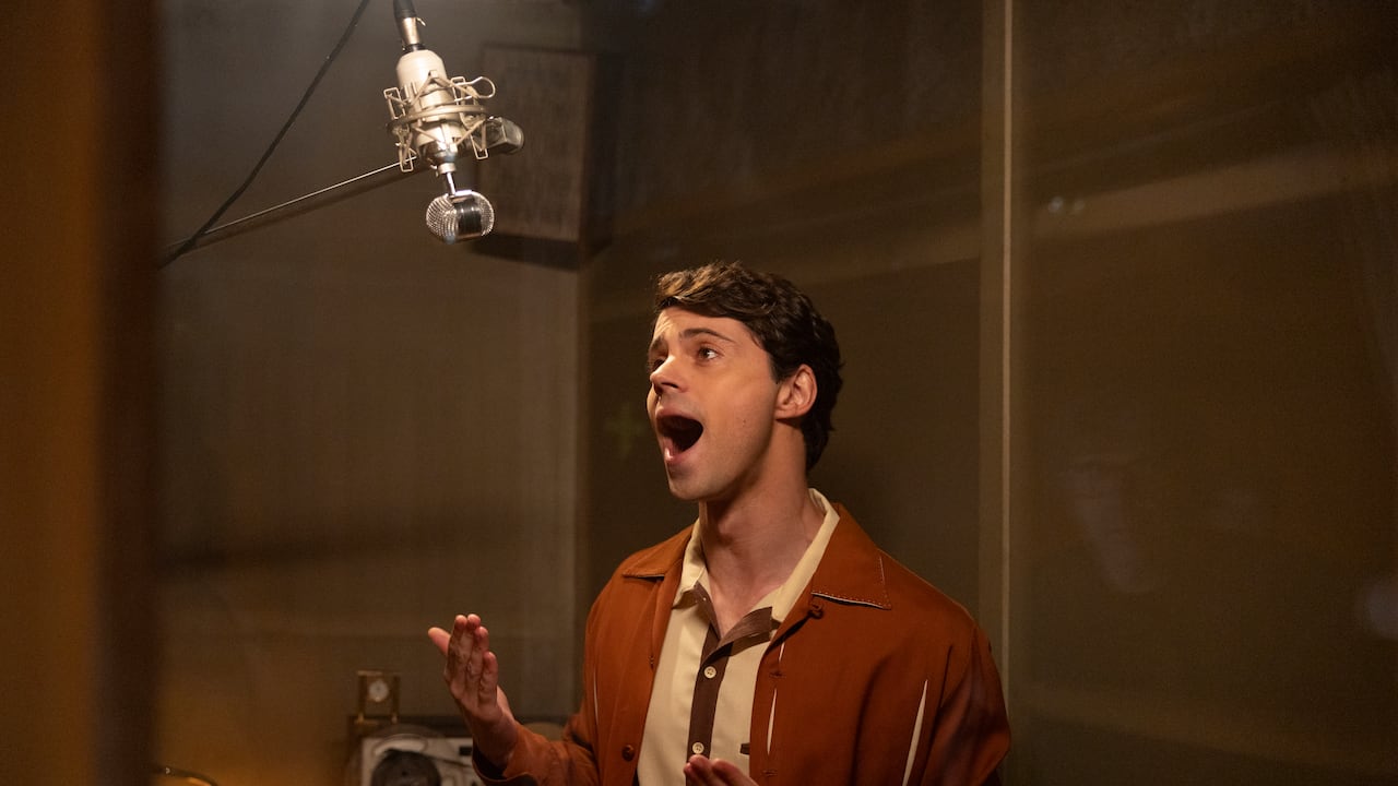 'Aquel', una serie biográfica basada en la vida del reconocido cantante español Raphael, ya está en producción.