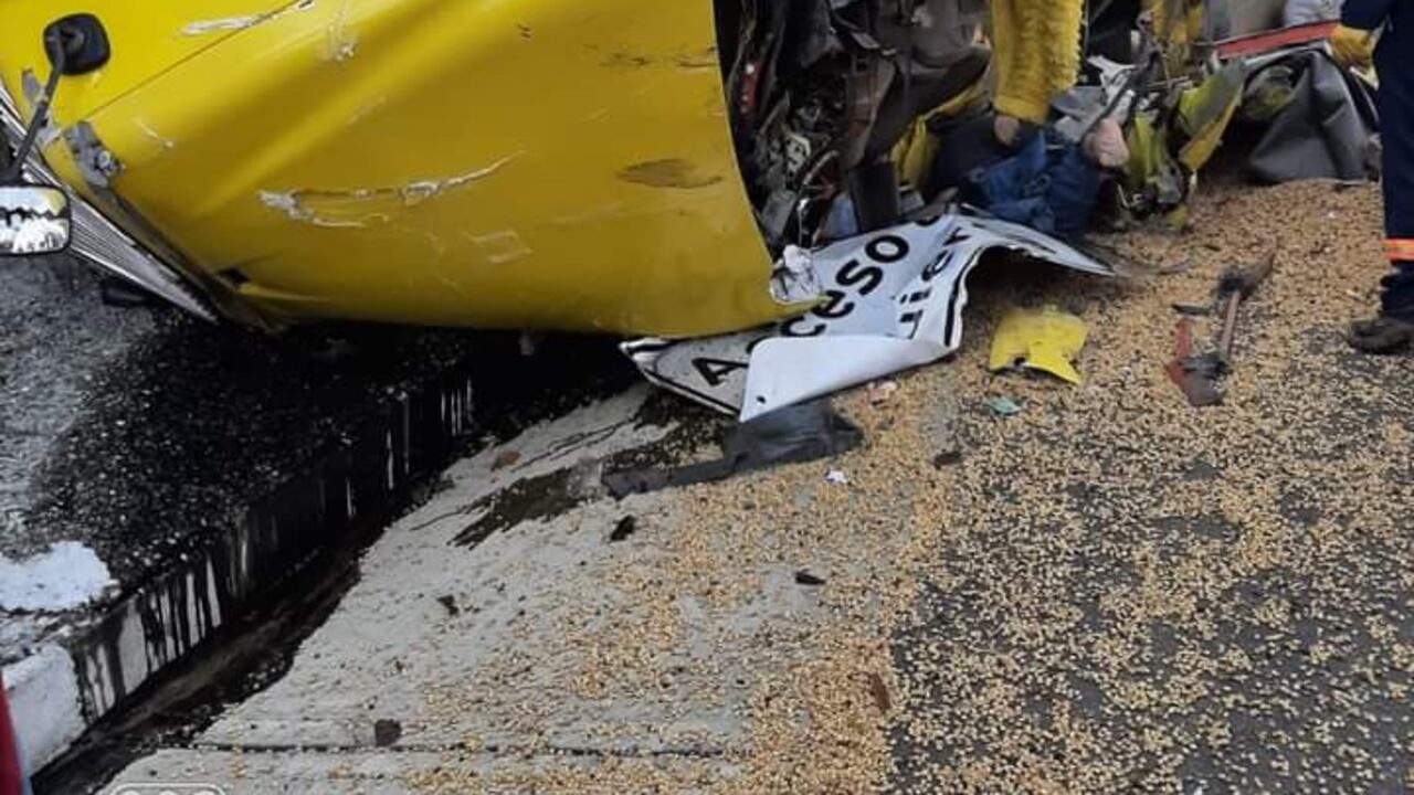 El hecho se presentó cuando la tractomula, que llevaba una carga de café, perdió los frenos y chocó la parte trasera de un camión que llevaba cemento.