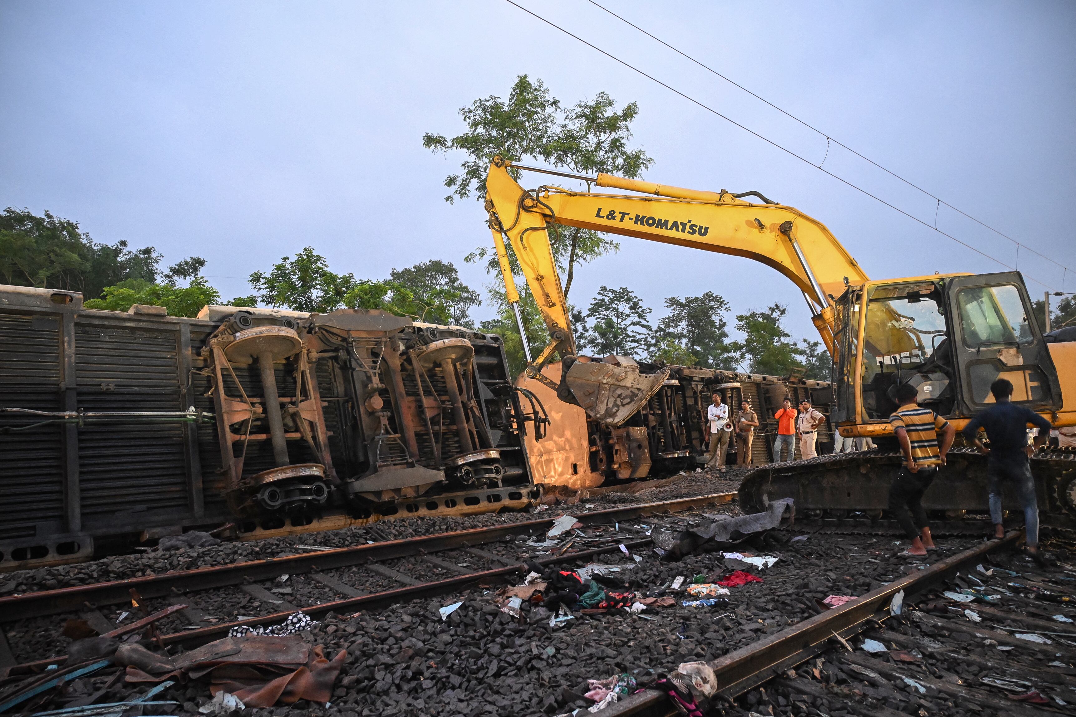 Los trabajadores ferroviarios ayudan a restablecer los servicios en el lugar del accidente tras una colisión entre un pasajero y un tren de mercancías en Nirmaljote, cerca de la estación Rangapani en el estado indio de Bengala Occidental, el 17 de junio de 2024. Al menos ocho personas murieron en la India el 17 de junio cuando un El conductor de un tren de mercancías perdió una señal y chocó por detrás contra un tren expreso de pasajeros, dijeron la policía y funcionarios ferroviarios.