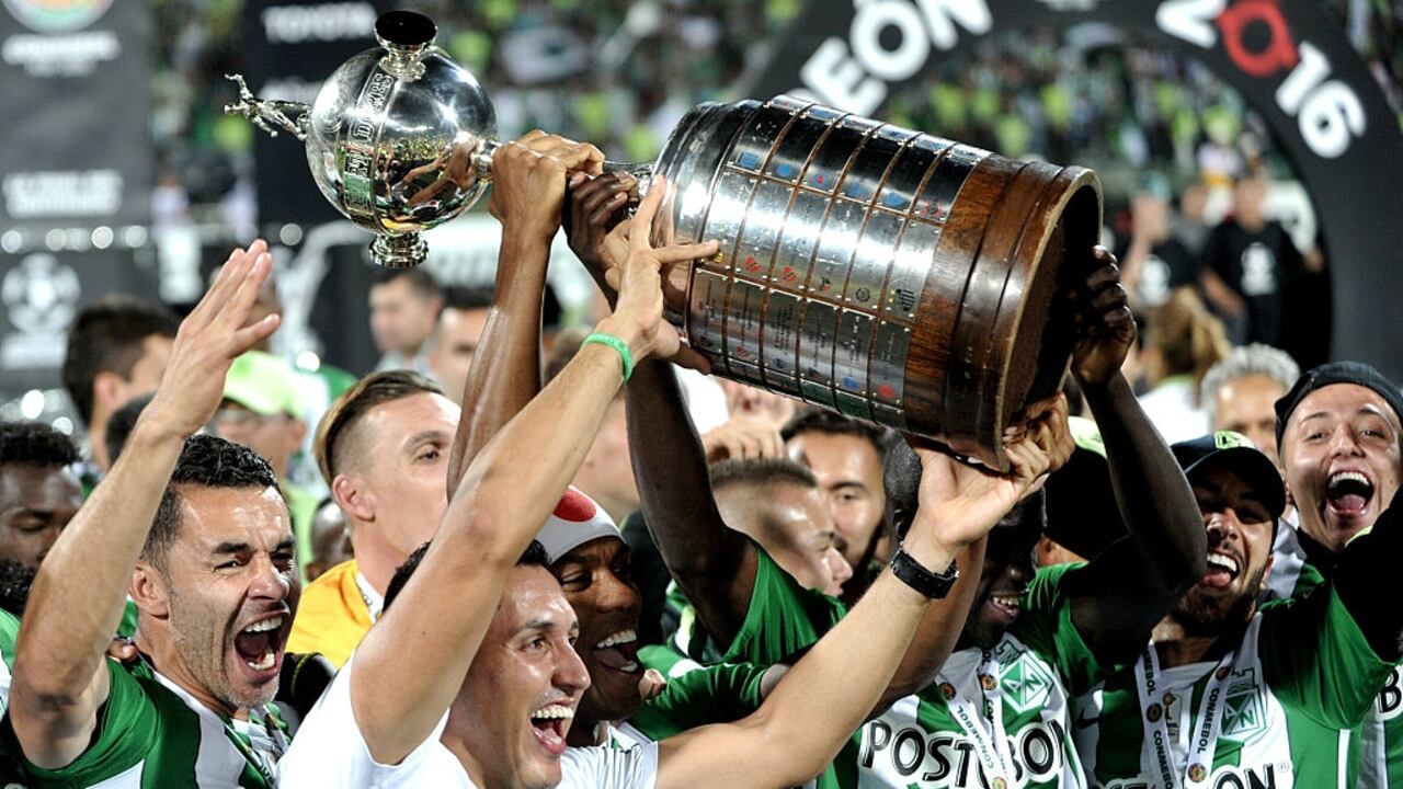 Jugadores del Atlético Nacional alzan el trofeo de campeones de la Copa Bridgestone Libertadores 2016 tras vencer a Independiente del Valle.