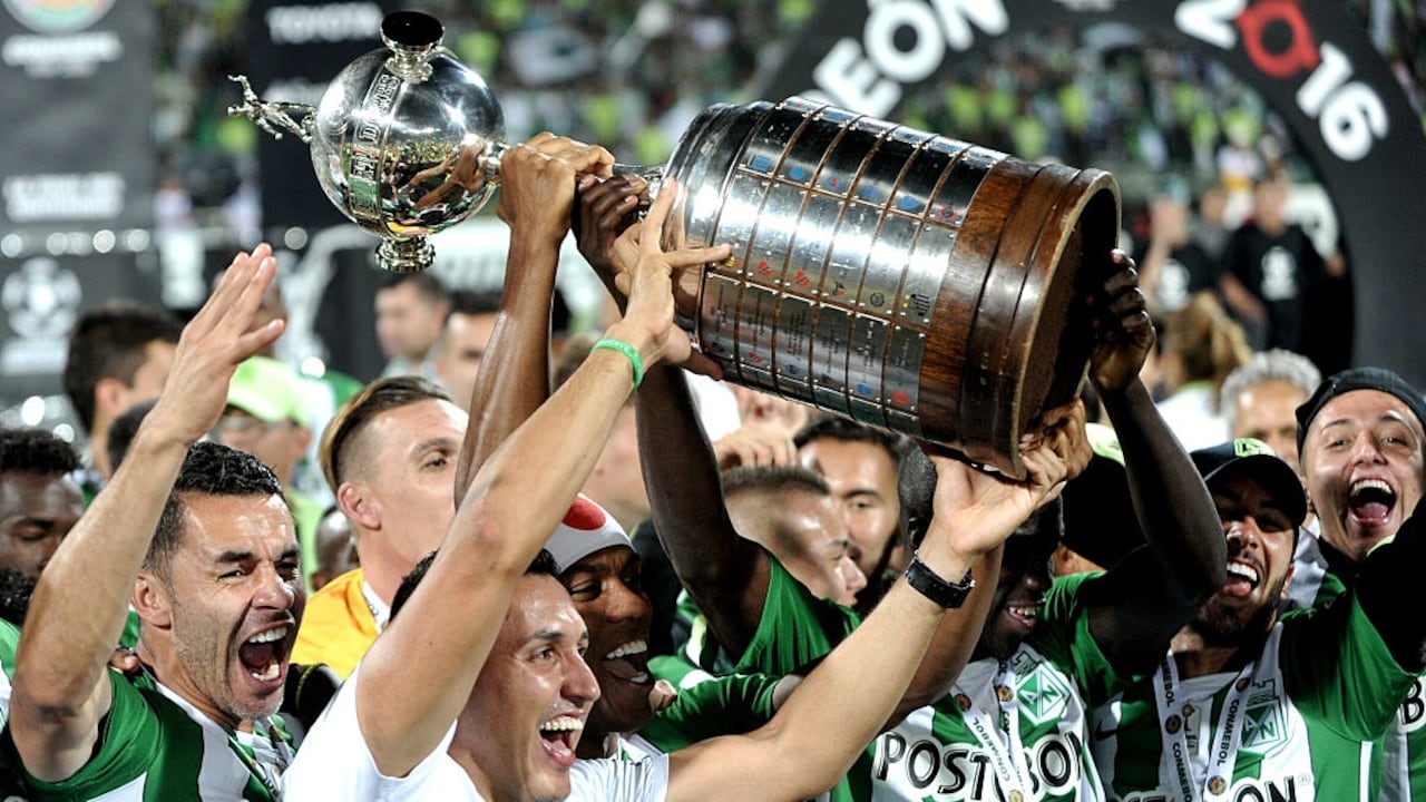 Jugadores del Atlético Nacional alzan el trofeo de campeones de la Copa Bridgestone Libertadores 2016 tras vencer a Independiente del Valle.