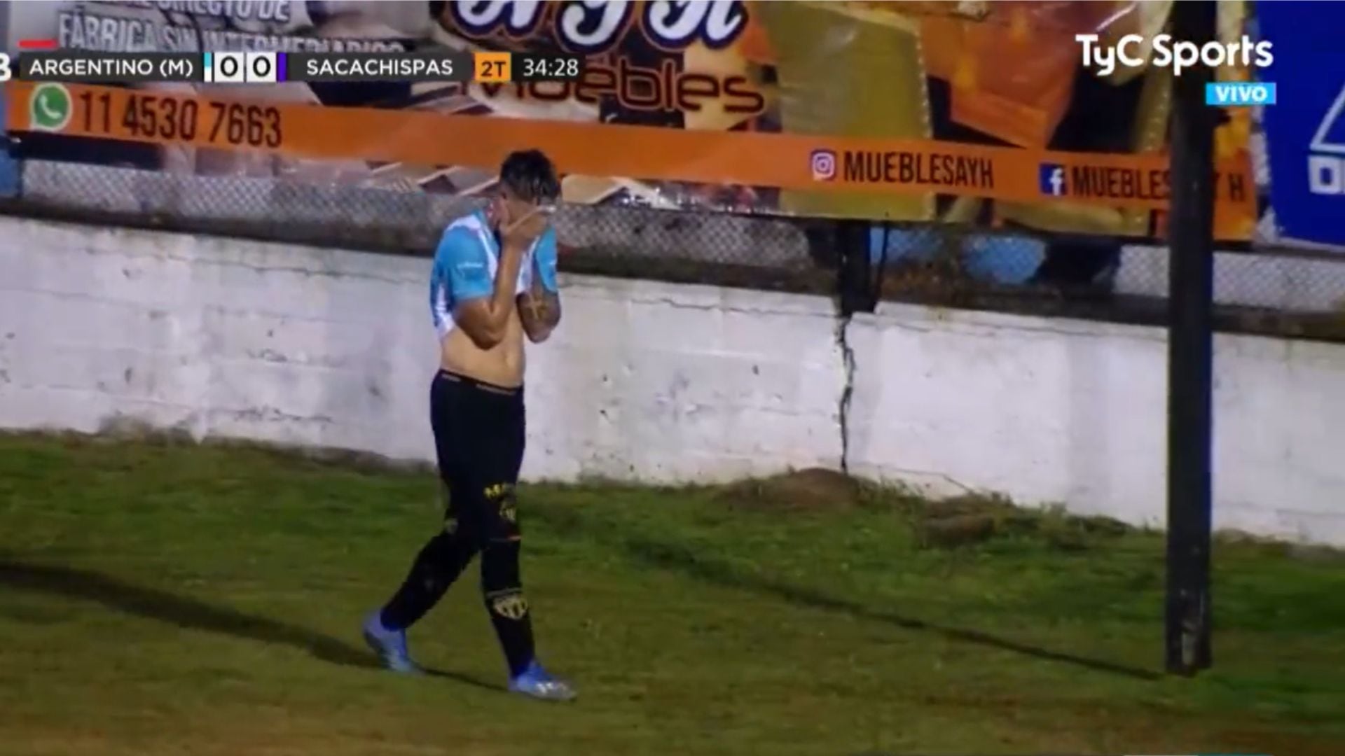 Leonel Ovejero se lamenta por la expulsión.