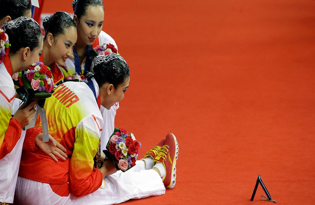 El equipo de nado sincronizado de China se toma una ‘selfie’ con sus medallas de oro luego de haber salido victorioso en la versión número 17 de los Juegos Asiáticos, celebrados en Incheon, Corea del Sur. (AP)