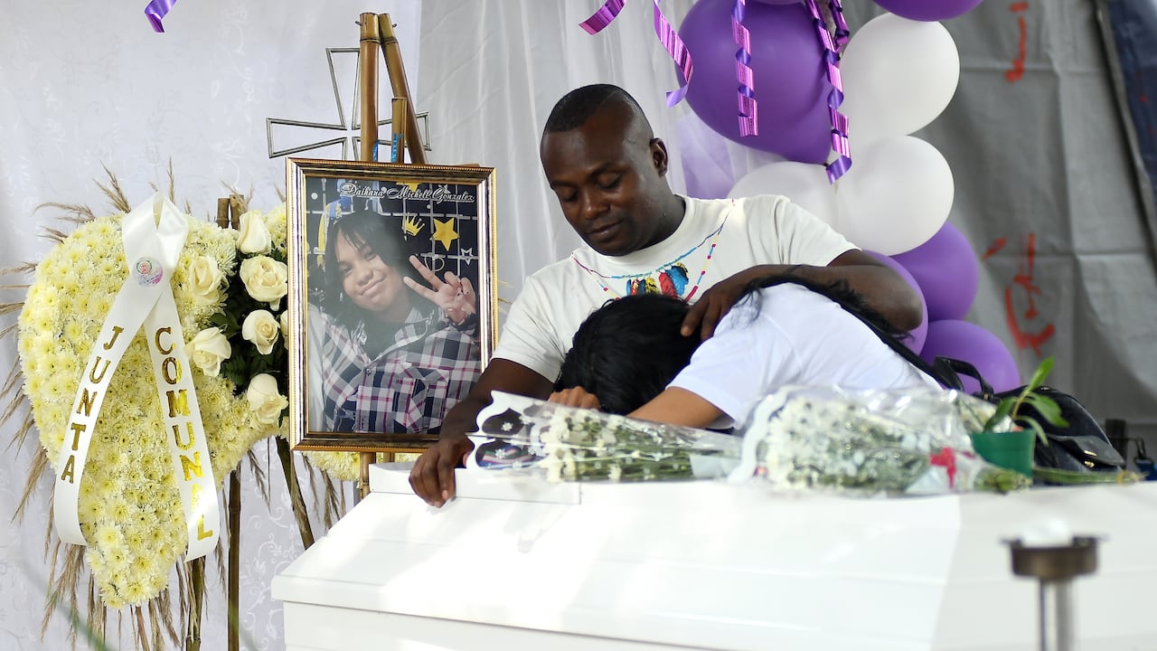Sepelio de Michelle Dayana de 15 años del B/ San Judas salio sobre la 1:30 la caravana fúnebre ya se dirige al cementerio, Dic 11 de 2023 / Foto Wirman Rios / EL PAIS