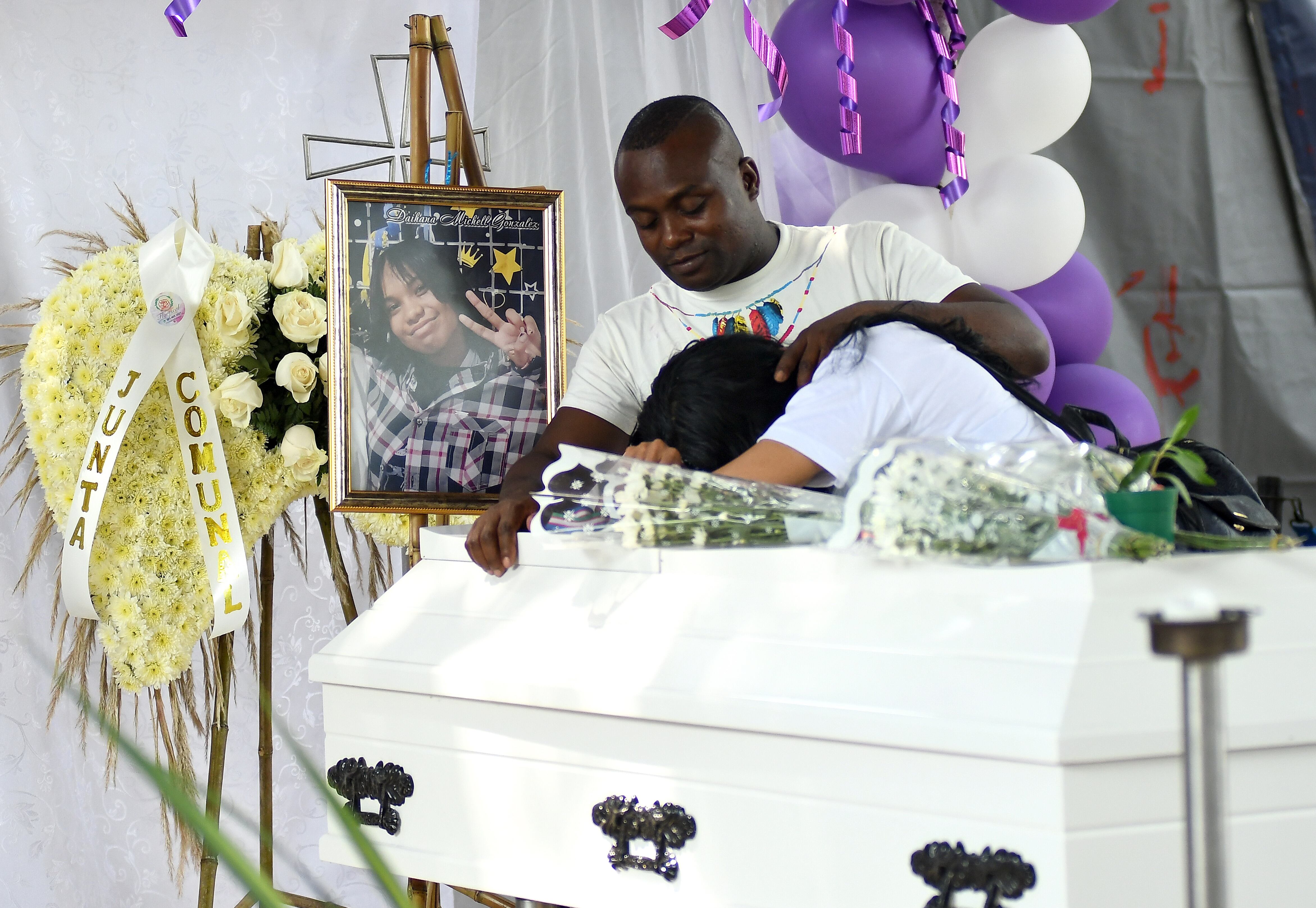 Sepelio de Michelle Dayana de 15 años del B/ San Judas salio sobre la 1:30 la caravana fúnebre ya se dirige al cementerio, Dic 11 de 2023 / Foto Wirman Rios / EL PAIS