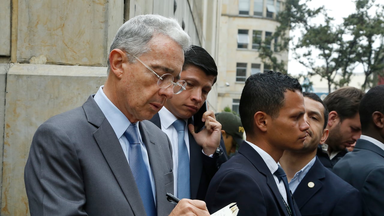 El expresidente Alvaro Uribe y su abogado defensor, Jaime Granados, acudieron al Palacio de Justicia para presentar un documento de 125 paginas con sus objeciones contra el auto de hace una semana, en el que la Corte Suprema de Justicia determino investigar al exmandatario por manipulación de testigos
en contra del tambien congresista Ivan Cepeda
Bogota feb 23 2018
foto Guillermo Torres revista Semana