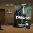 En 'Digger', el hombre más poderoso del mundo se embarca en una frenética misión para demostrar que es el salvador de la humanidad antes de que el desastre que ha desatado lo destruya todo.