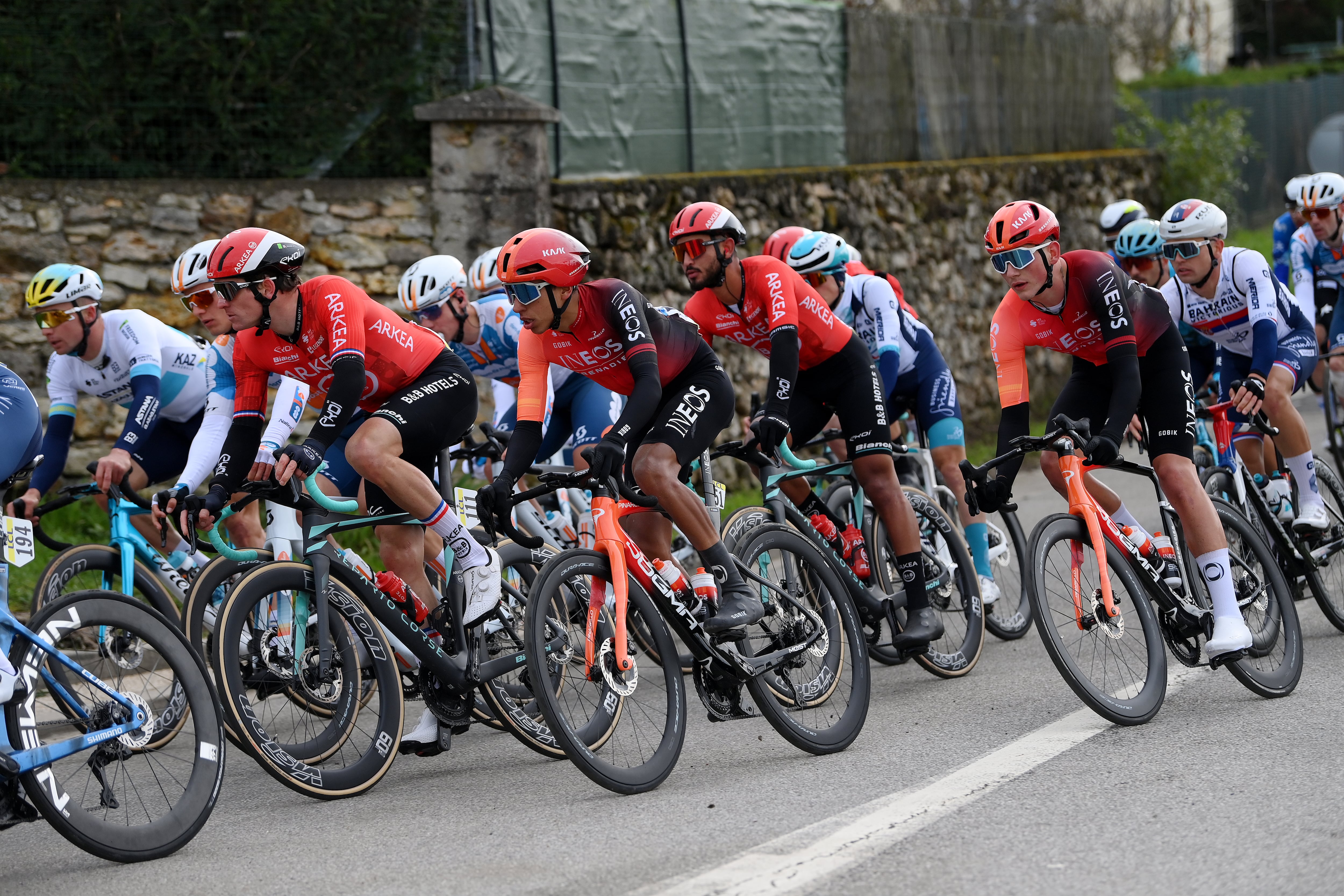 LES MUREAUX, FRANCIA - 3 DE MARZO: (De izquierda a derecha) Arnaud Demare de Francia y el equipo Arkéa - B&B Hotels, Egan Bernal de Colombia y Joshua Tarling del Reino Unido y el equipo INEOS Grenadiers compiten durante la 82ª edición de París - Niza 2024, etapa 1 a 157,7 Etapa km de Les Mureaux a Les Mureaux / #UCIWT / el 03 de marzo de 2024 en Les Mureaux, Francia. (Foto de Alex Broadway/Getty Images)