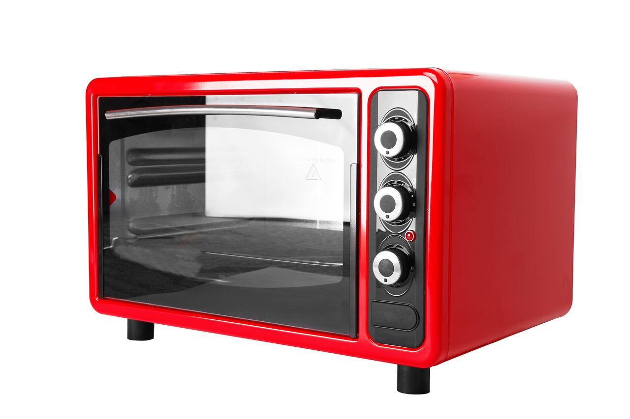 El horno tiene mayor capacidad, lo que permite cocinar varias raciones grandes a la vez.