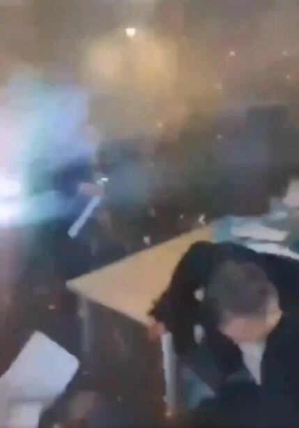 Un concejal lanzó varias grandas en un recinto; hay 26 heridos, 6 de ellos graves.