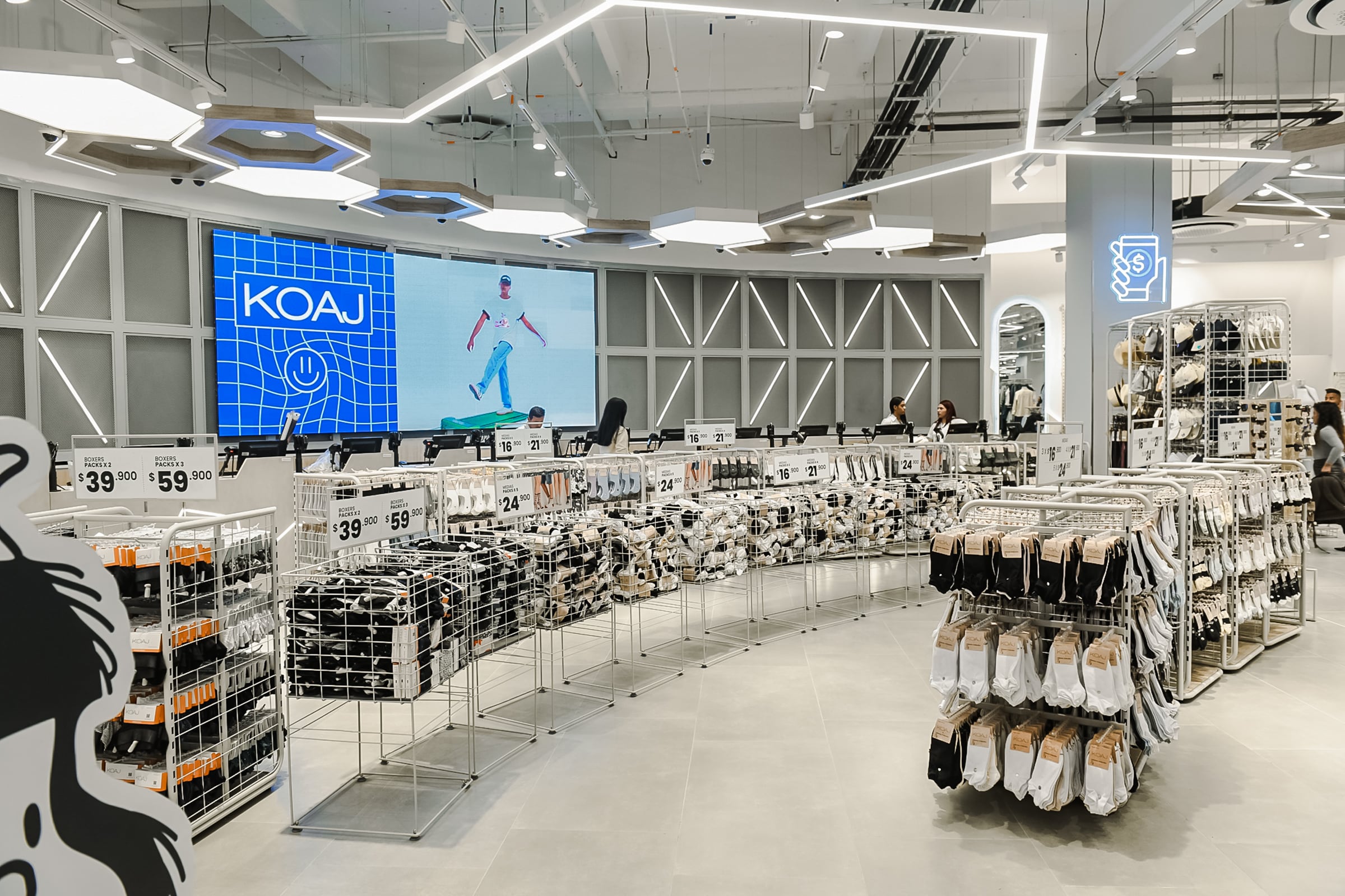 La megatienda tiene 1.800 metros cuadrados, donde los clientes podrán encontrar 7.000 referencias