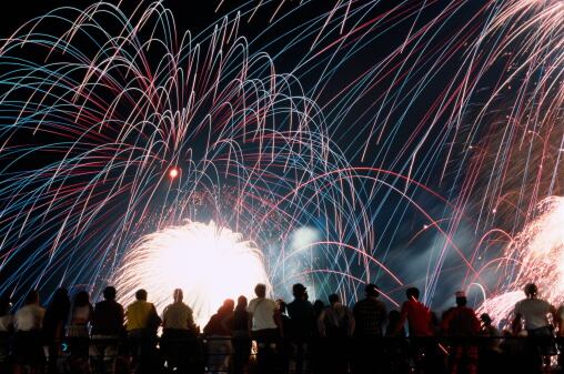 Una medida que prohíbe el uso de fuegos artificiales en Ucrania fue aprobada este martes por el Parlamento de ese país, con el propósito de evitar traumas a las personas que estuvieron expuestos a incontables explosiones por la invasión de Rusia.