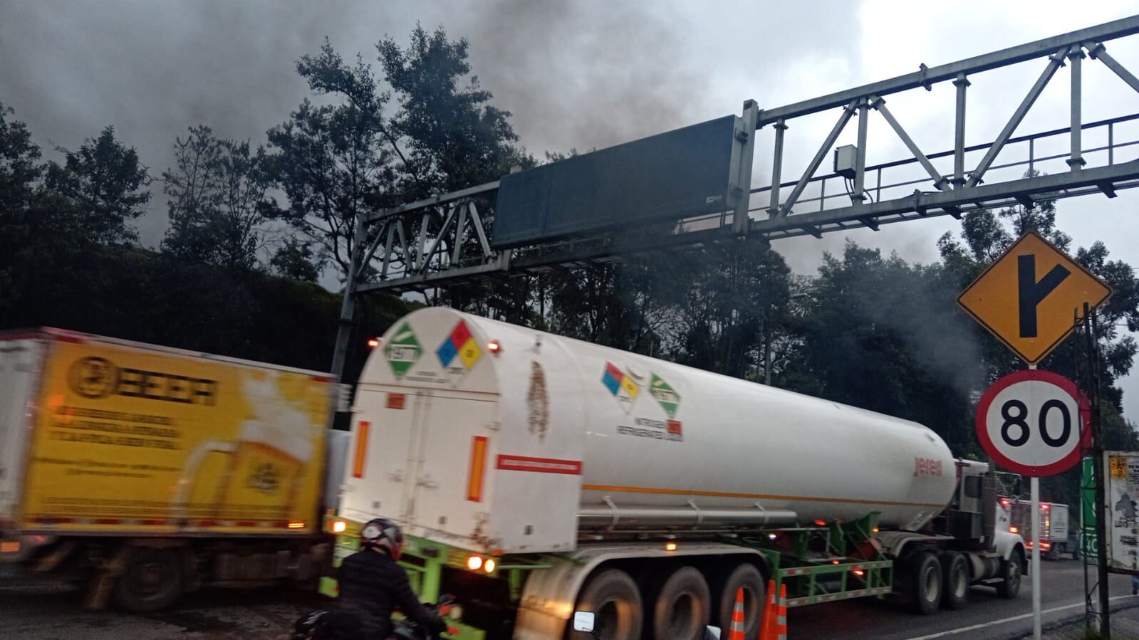 Congestión vehicular en la vía al llano durante la mañana del miércoles, 15 de mayo.