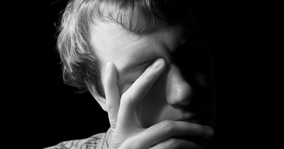 El estrés sucede cuando se presentan temblores en los párpados o inflamación en los globos oculares.