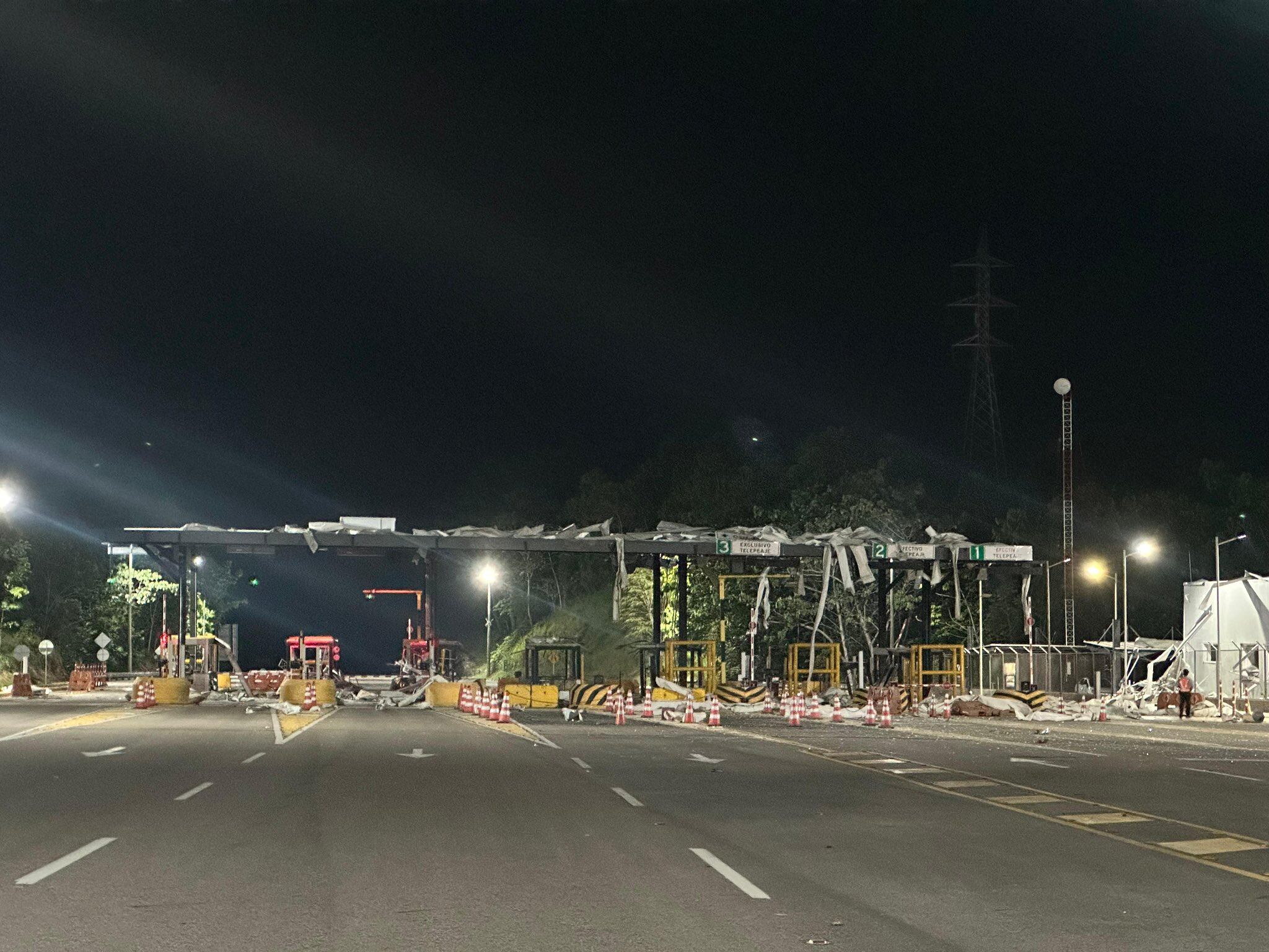 Atacan con explosivos peaje en Santander. Responsabilizan al ELN.