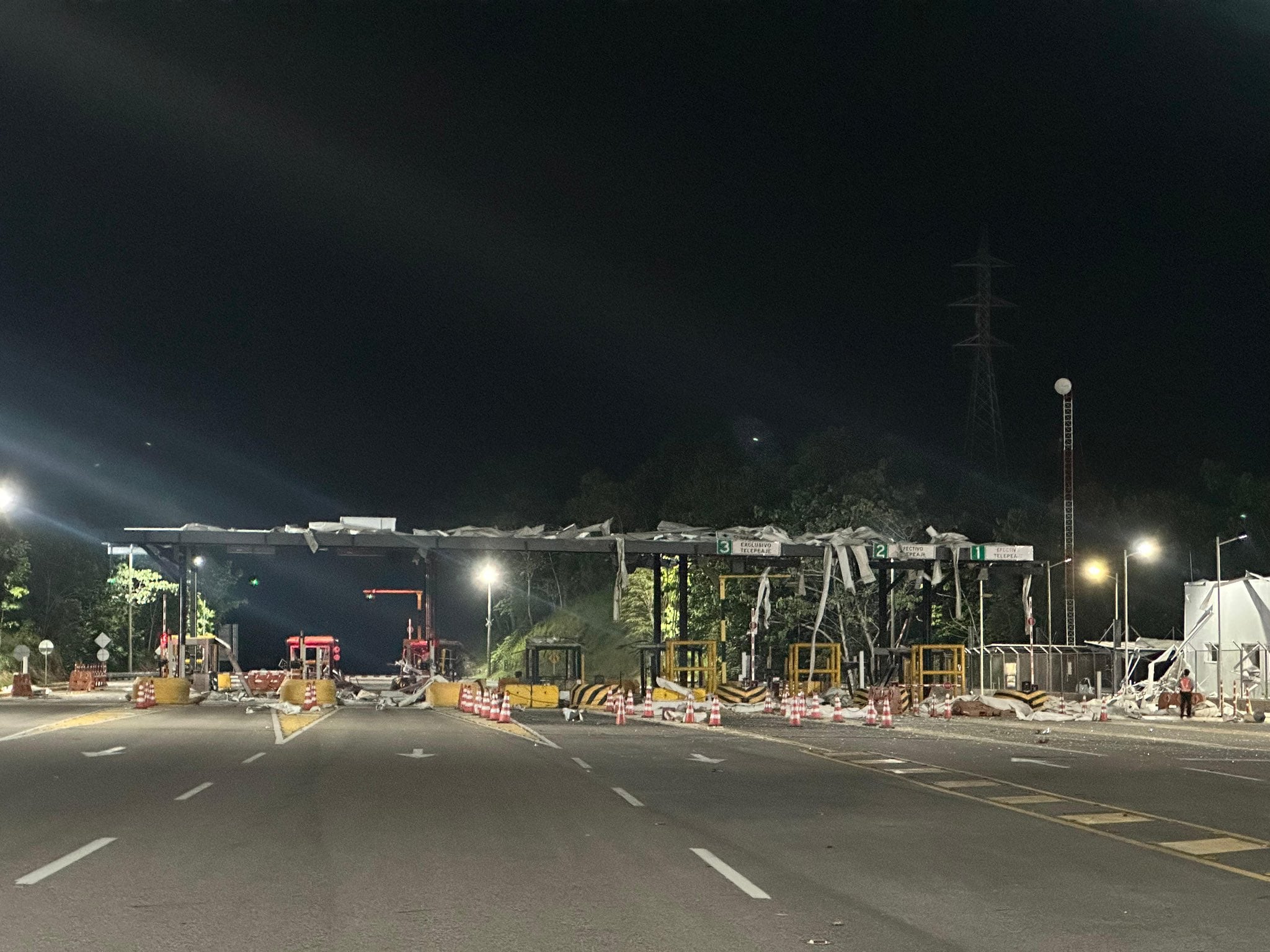 Atacan con explosivos peaje en Santander. Responsabilizan al ELN.