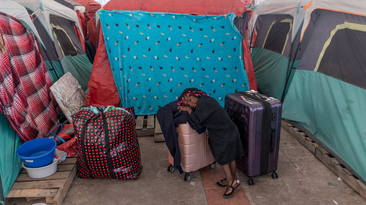 Familias migrantes de Honduras, Guatemala, Venezuela y Haití viven en un campamento para migrantes