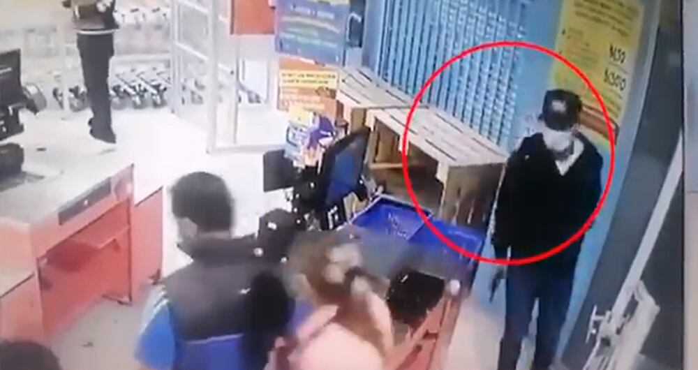 Los ladrones amenazaron a la cajera del supermercado con armas de fuego y se llevaron dinero y licores.