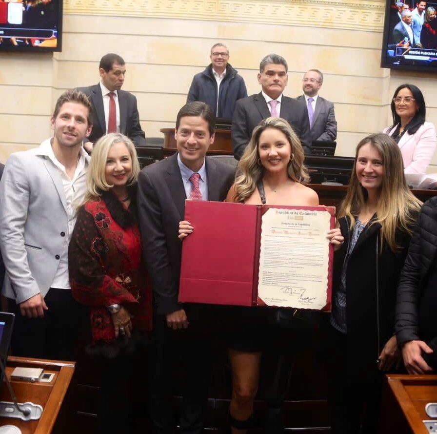 Daniela Álvarez durante su condecoración en el Congreso.