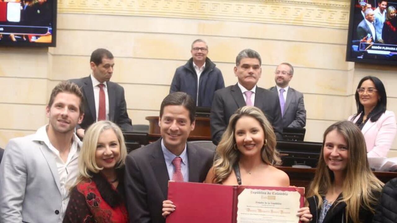 Daniela Álvarez durante su condecoración en el Congreso.