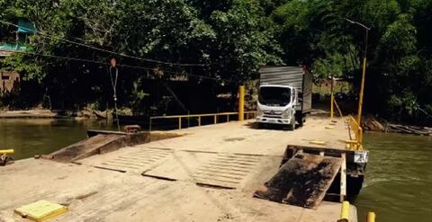 Los vehículos deben pagar por usar el puente.