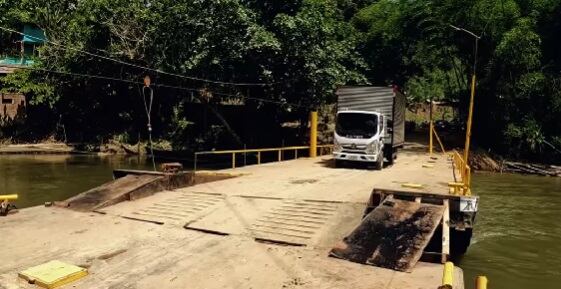 Los vehículos deben pagar por usar el puente.