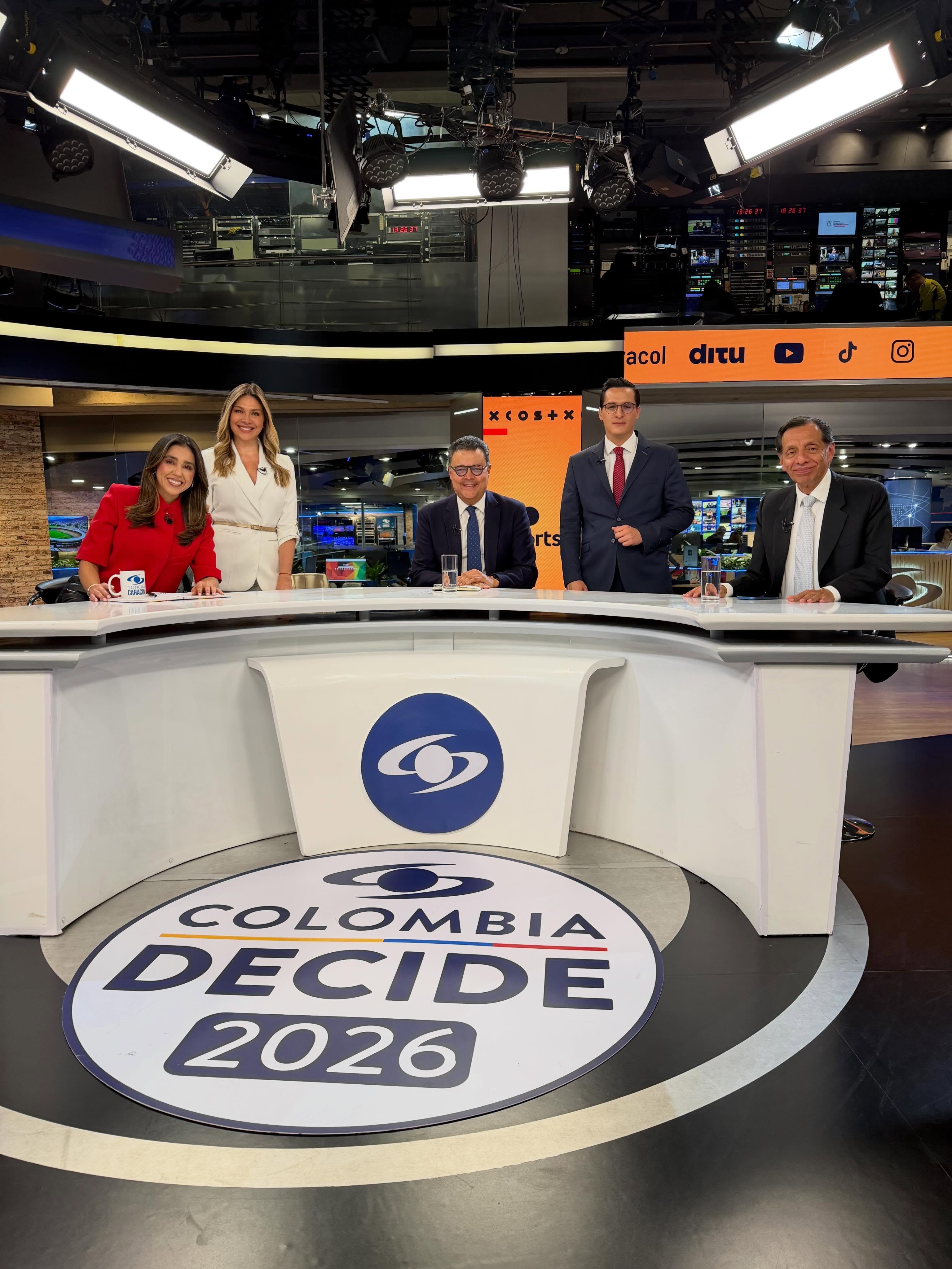 La periodista y presentadora colombiana formada en la Universidad de La Sabana, María Camila Roa, asumiría como corresponsal de Noticias Caracol en Estados Unidos, en reemplazo de Juan Camilo Merlano.