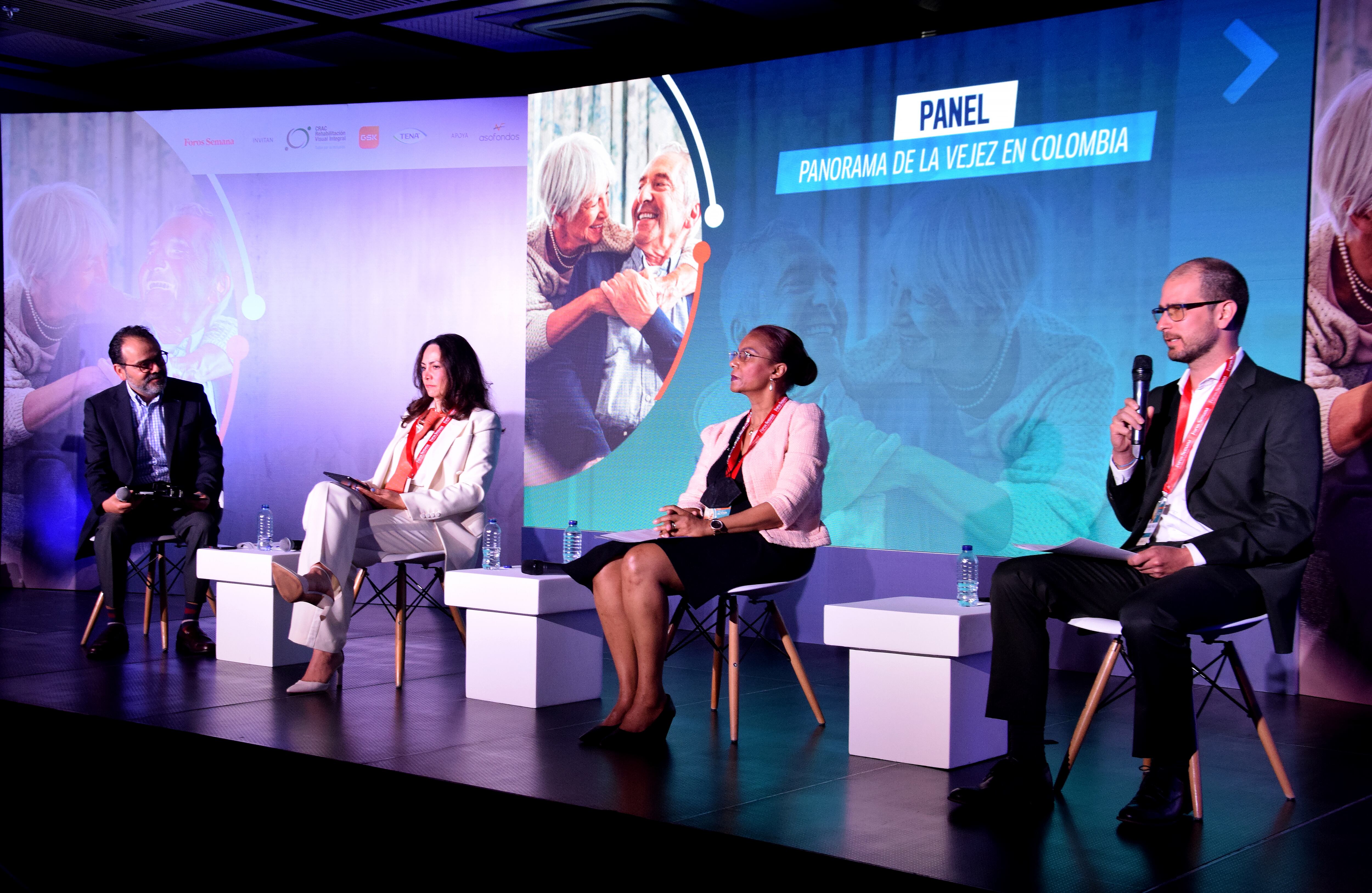 Carlos Enrique Rodríguez, Subdirector General de SEMANA; Beatriz Urdinola, directora del DANE,  Evelyne Degraff,  asesora de familia, promoción de la salud y curso de vida OPS/OMS Colombia; y Daniel Wills, vicepresidente Técnico y de Estudios Económicos de Asofondos