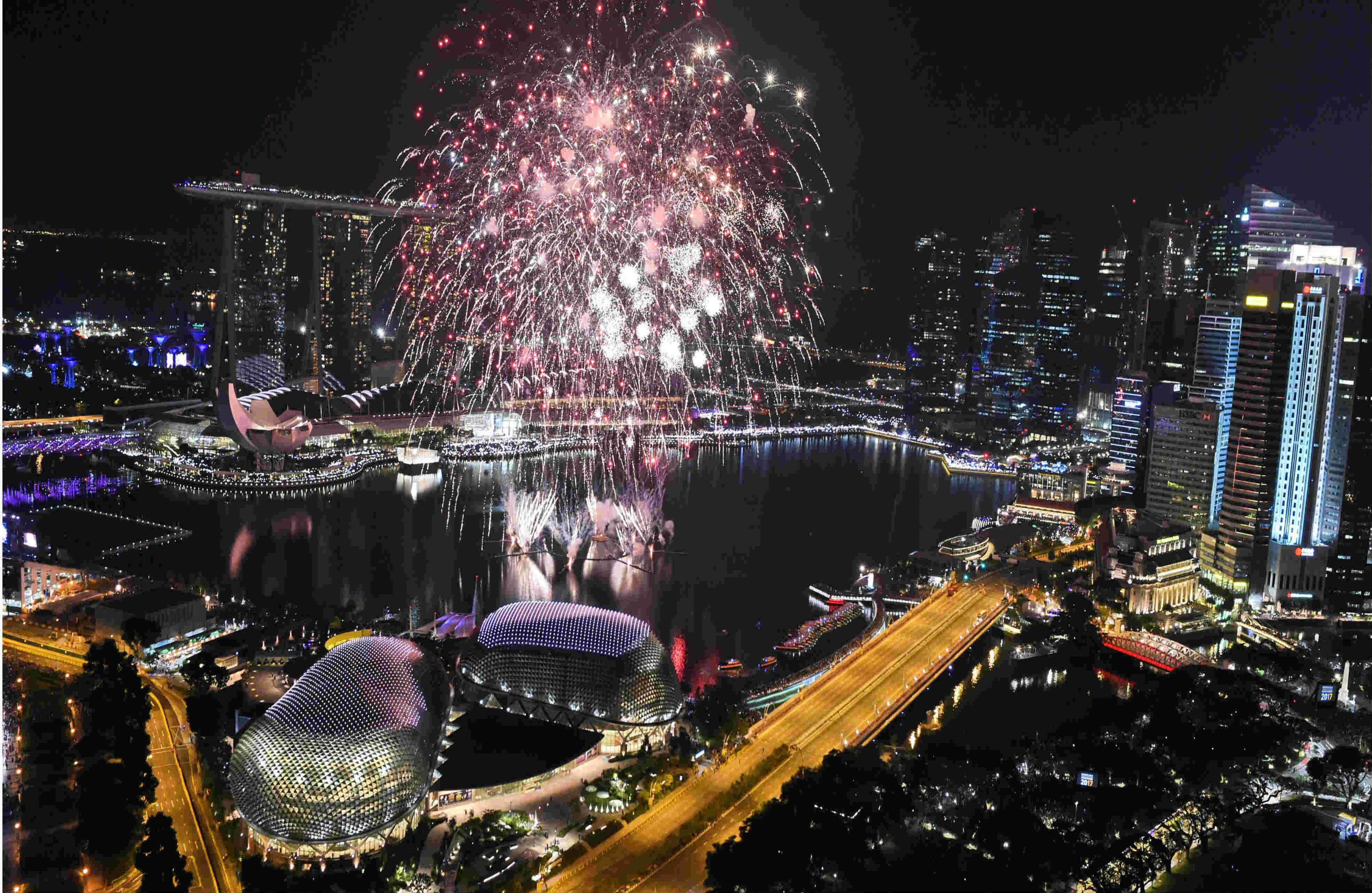 Así se vieron los fuegos artificiales en el Marina Bay de Singapur. 