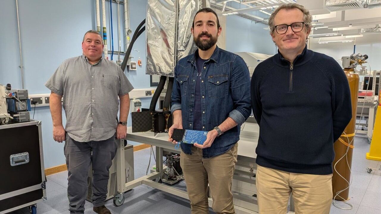 De izquierda a derecha, Tony Crawford (Leicester), Antonio Fernández (Universidad de Oviedo) y Chris Bicknell (Leicester).