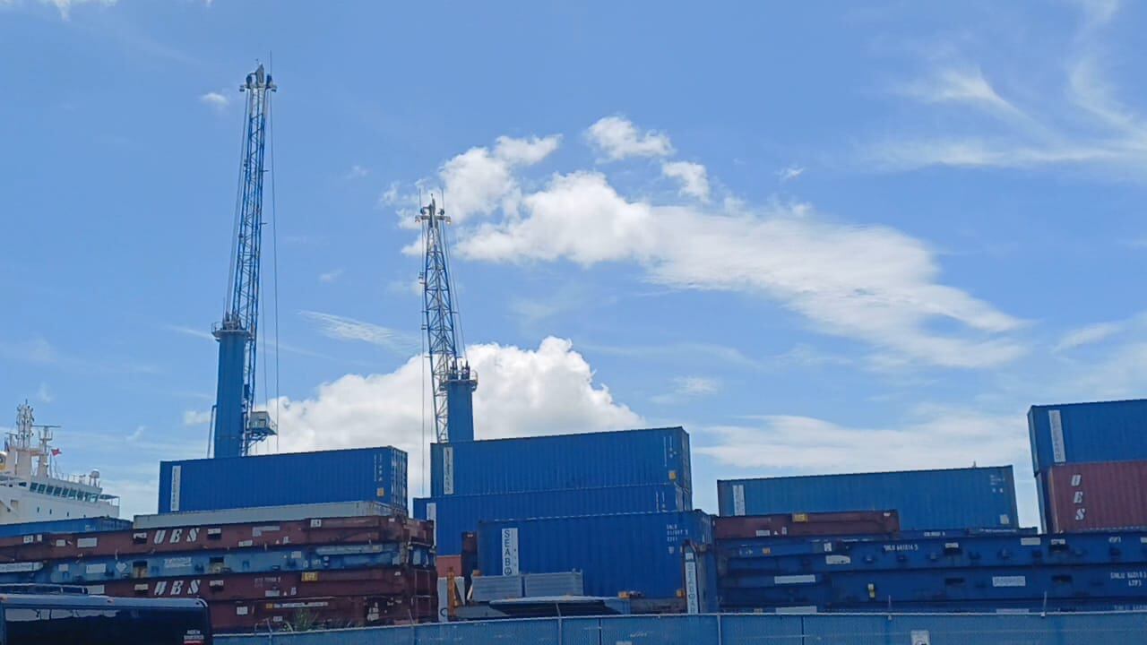 Contenedores en fila para ser revisados por las autoridades norteamericanas