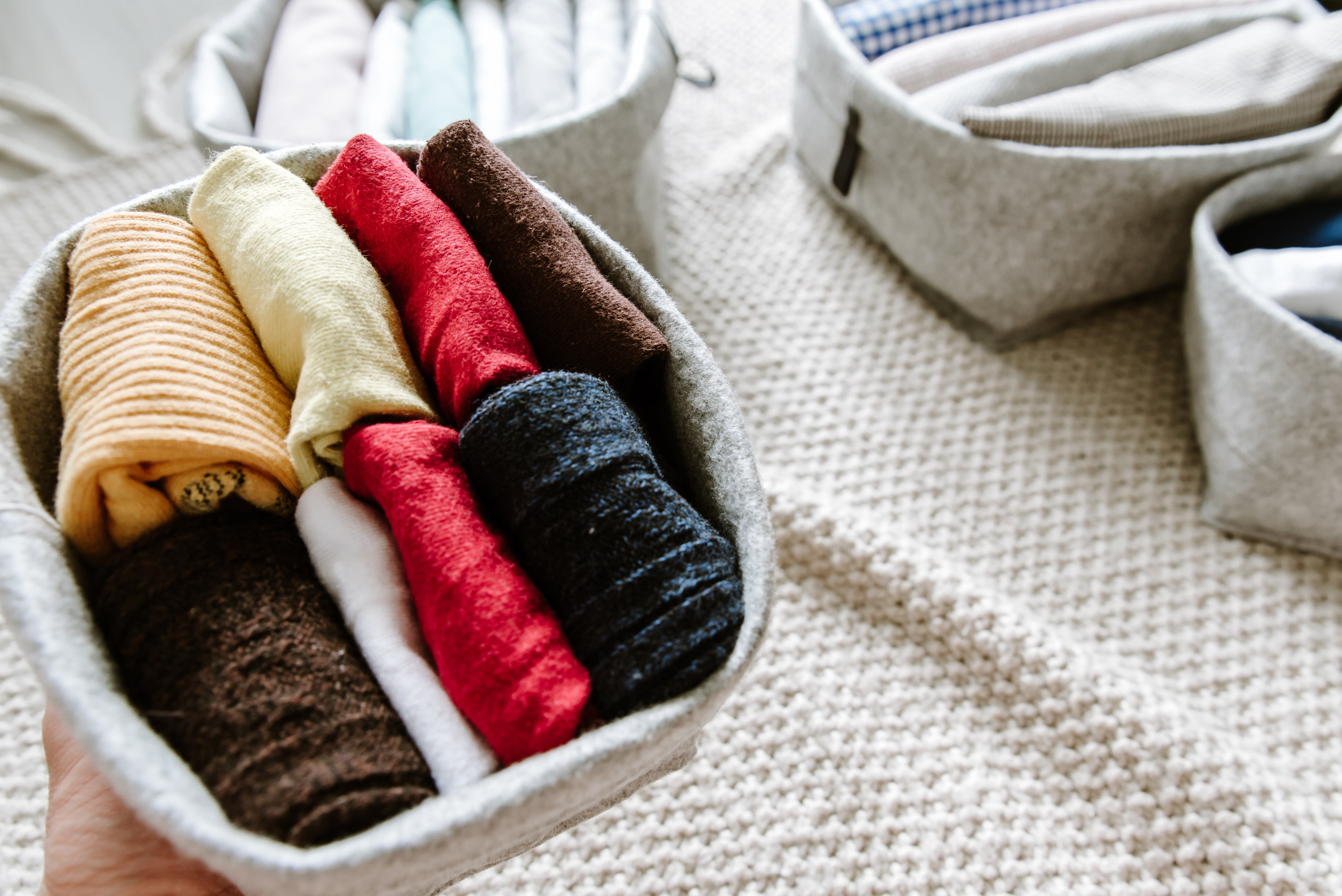 ¿Es mejor doblar o enrollar la ropa para viajar? Conozca las ventajas y desventajas de cada técnica