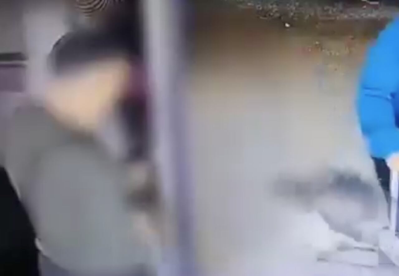 Instante en que el adulto mayor se dispone a atacar con el cuchillo al primer hombre.