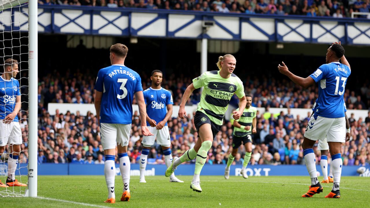Manchester City goleó al Everton y tomó la punta de la Premier League.