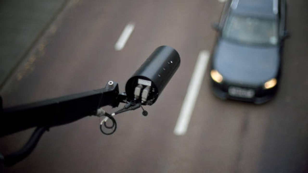 Se implementan nuevas cámaras lectoras de velocidad en Oakland, donde se concentran los choques más graves.