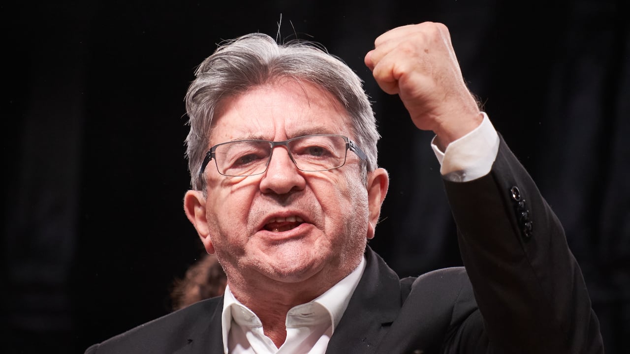 Jean-Luc Mélenchon, líder de la coalición de izquierdas Frente Popular (Front Populaire), interviene ante miles de simpatizantes en la plaza de la República el 30 de junio de 2024 en París
