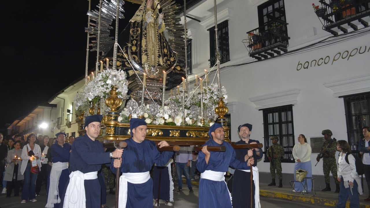 La comunidad católica de la ciudad de Popayán se congregó en la noche de este martes 15 de abril para reflexionar sobre el dolor de la Virgen María al acompañar a su hijo Jesús en el camino al Calvario para su crucifixión. La imagen de La Dolorosa es el centro de diversas actividades litúrgicas en esta Semana Santa en la capital del Cauca.