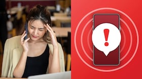 Mujer se agarra la cabeza mientras habla por celular.