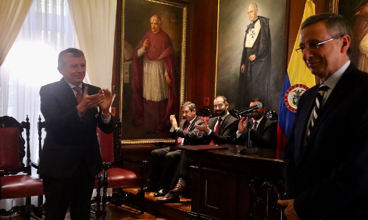 Estudiantes que elevan la denuncia recriminan que, pese a la infortunada frase de Martínez, este terminara aplaudido por el auditorio.