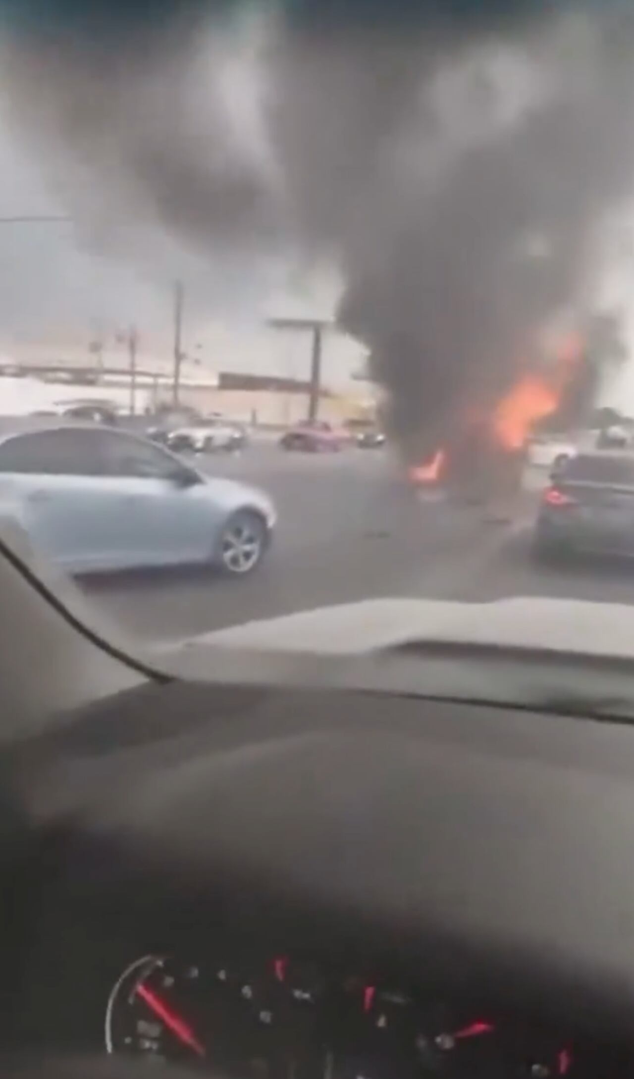 El vehículo se incendió en plena autopista